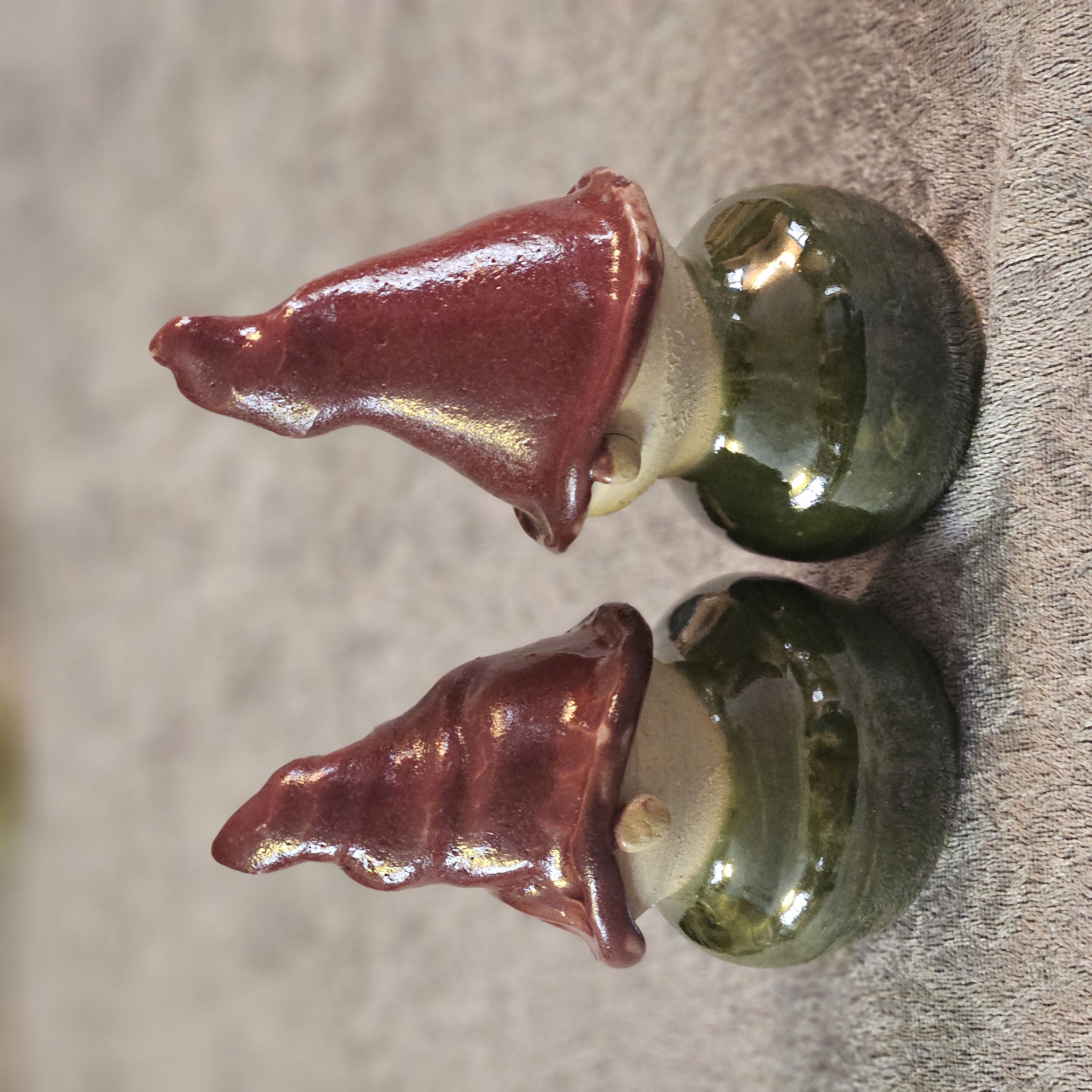 Tomtar gröna med röd luva