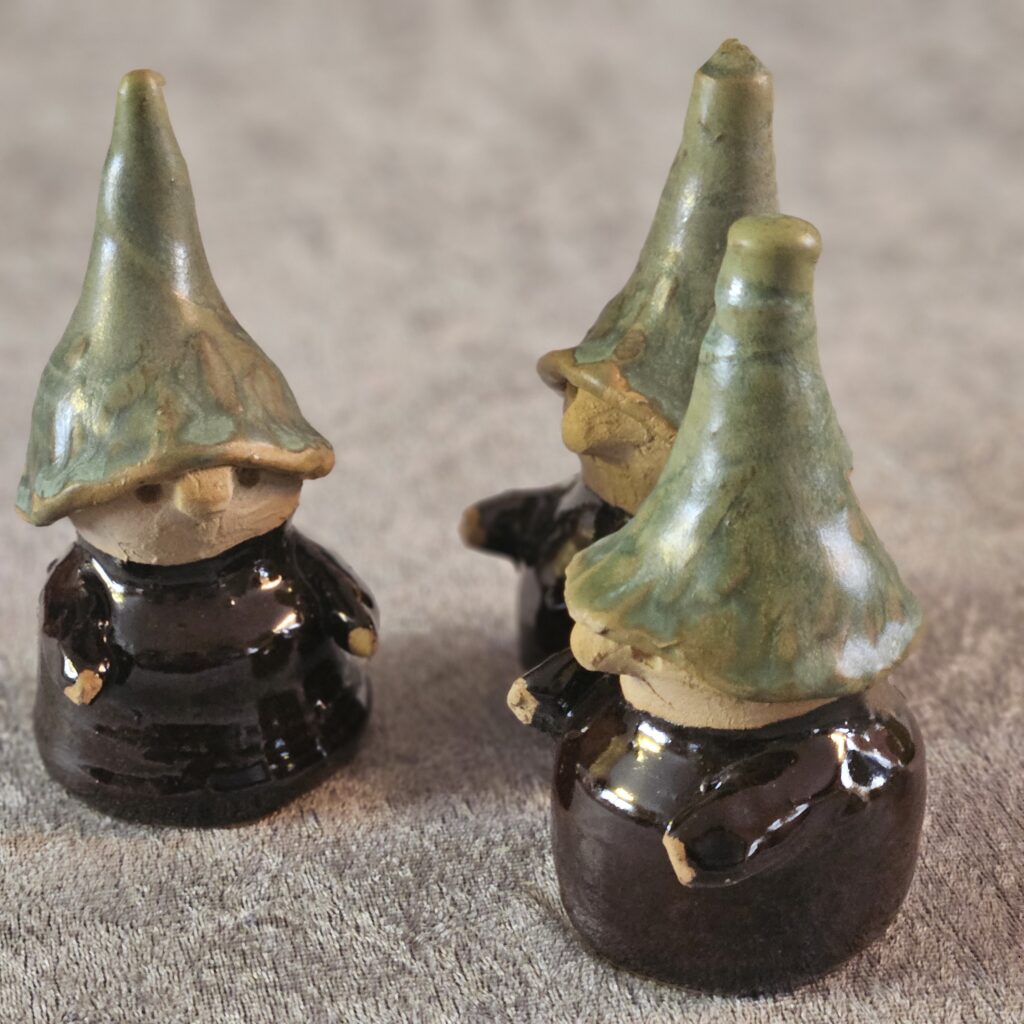 Tomtar bruna med koppargröna luvor.