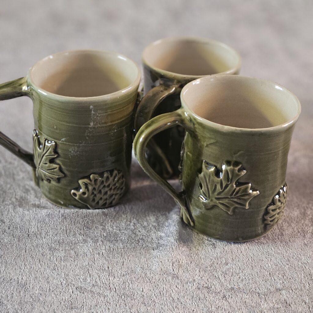 Muggar gröna med blommor och igelkott