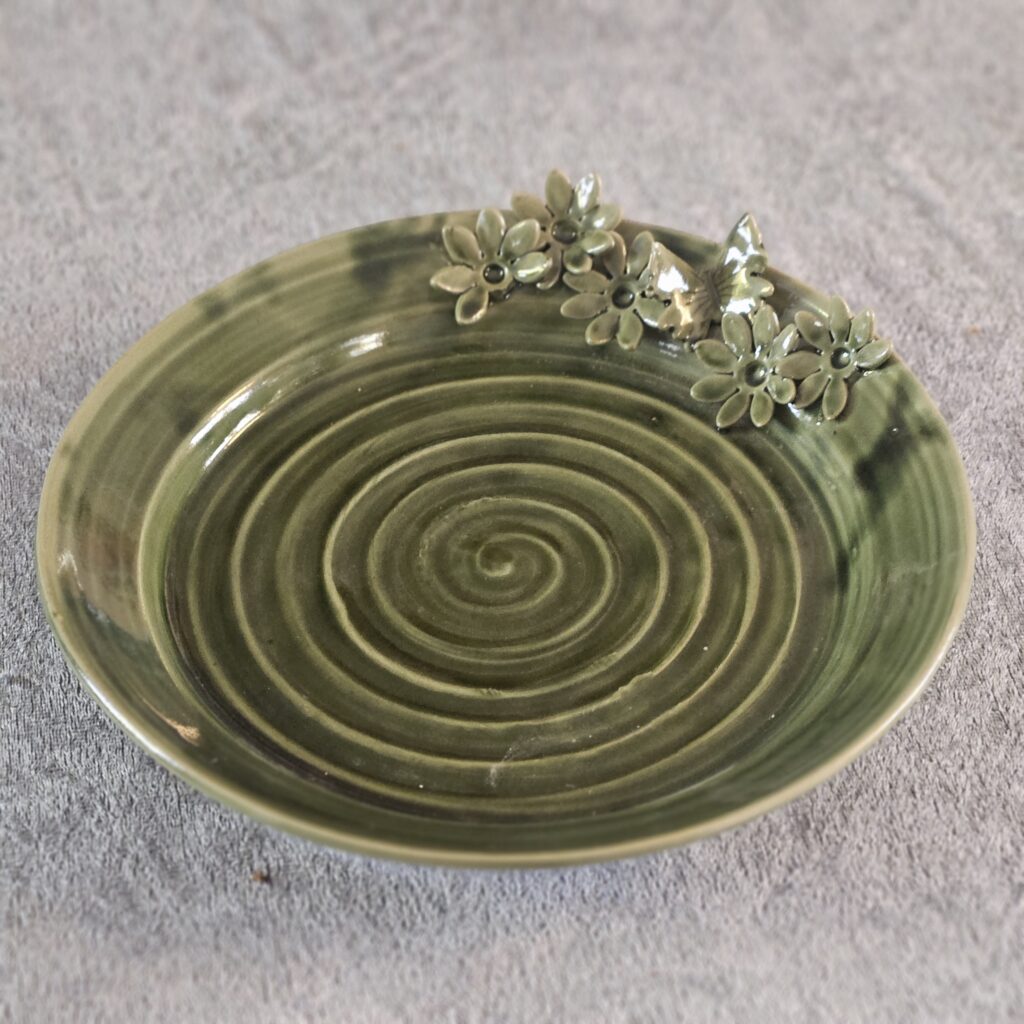 Grönt fat med blommor