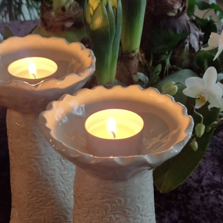 Lyktor_värmeljus Värmeljuslyktor bland hyacinter.