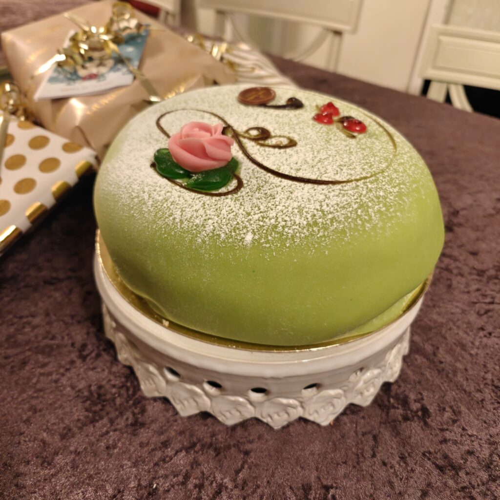 Tårtkalas med vändbart tårtfat.